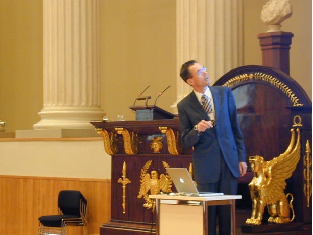 Olav Dössel delivering the Ragnar Granit
       lecture.